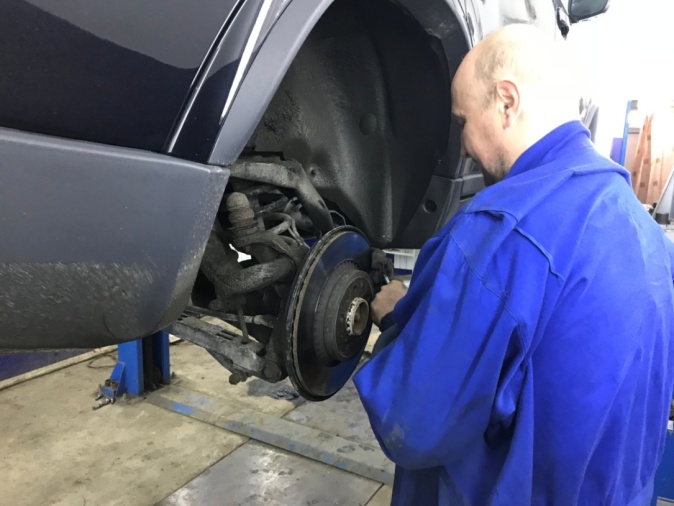 замена передних тормозных колодок Вольво хс90